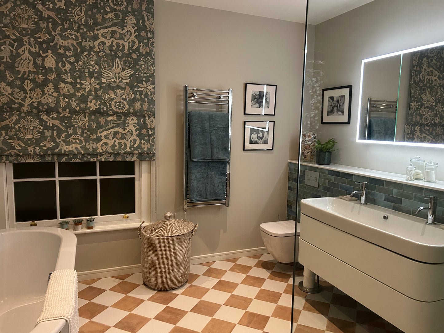 Lustre Aqua and Kiln - Bathroom by Lielow Interiors