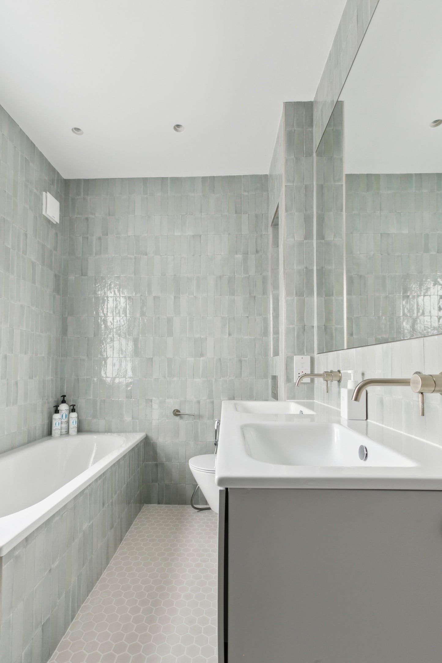 Seashell Aquamarine and Bianco - by Beyt Architects