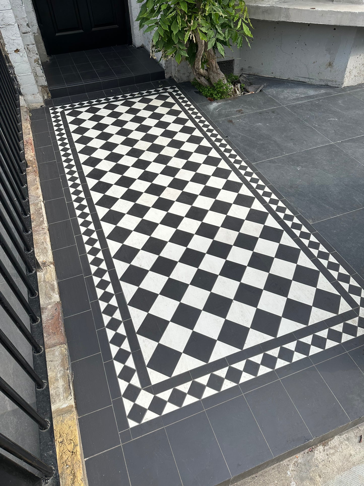 Cotswolds Daylesford Black & White Mosaic