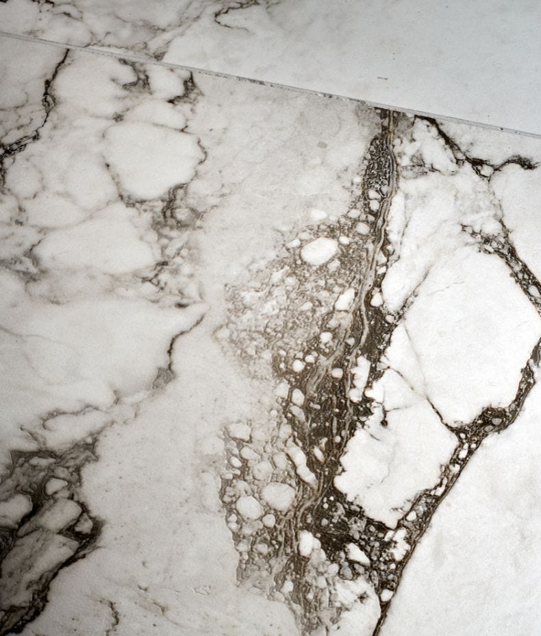 Sculpture Grande Porcelain Carrara