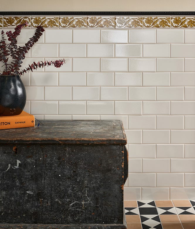 Victorian Style™ Wall Ceramic Decor Carnation Border