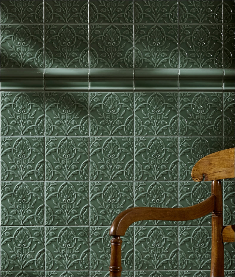 victorian-style-wall-hampton-court-vines-cabbage-green-gloss-finish